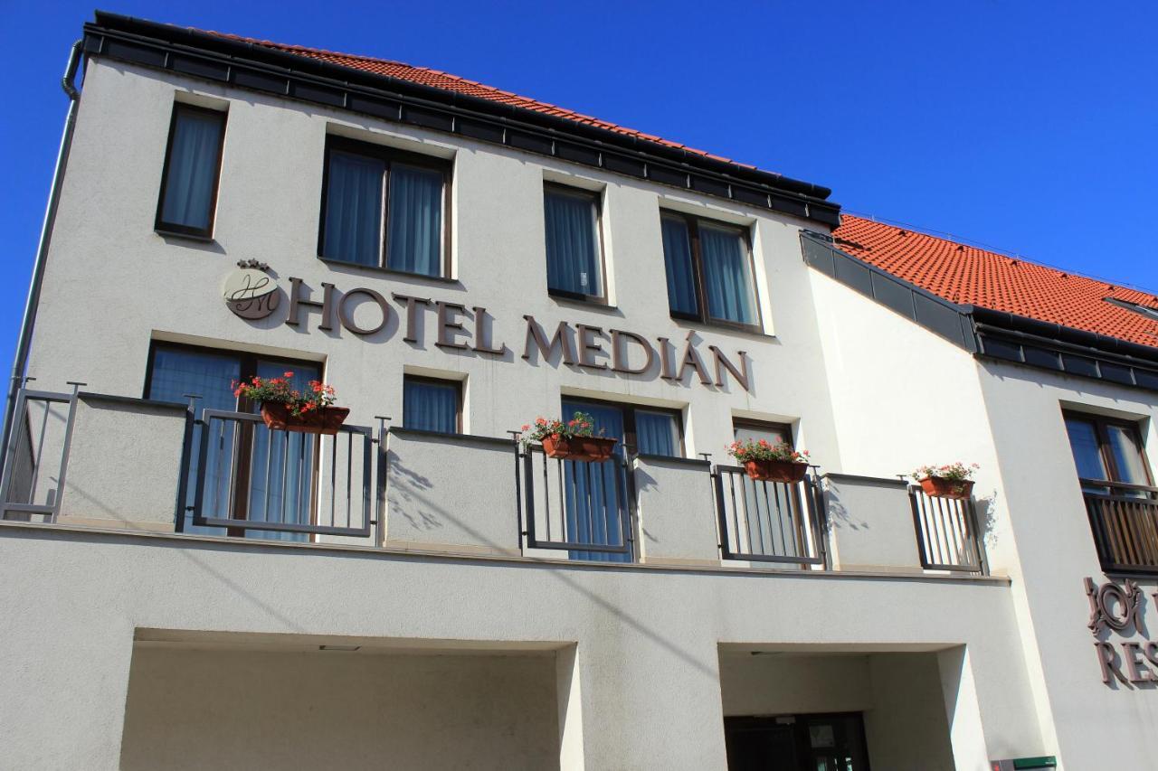 Hotel Median Hajdúnánás 外观 照片